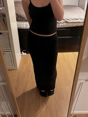 Svart långkjol - Säljer en superfin svart långkjol i storlek S, perfekt till sommaren! Den är lite ruchad på sidorna, vilket ger en väldigt fin detalj. Helt oanvänd och från Gina Tricot💕