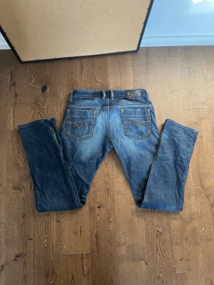 Diesel jeans - 🏷️ Brand: Diesel industry  📐 Size: W30 L32 🎨 Color: Navy Blue 🧵 Material: 98% Cotton, 2% Elastane 👕 Fit: Regular 📏 Length: Regular ⭐ Condition: Slight signs of wear ⚠️ Defects: None