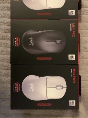 Gaming mus  - Xtrfy M64 PRO-gamingmus med 8000 Hz polling, stabil trådlös och USB, ergonomisk design, och Pixart 3395 sensor säkerhetställer din seger.   Helt nya och oöppnade säljs till ett grymt pris. 1499 nypris, mitt pris 800kr styck 