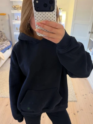 cool hoodie  - väldigt snygg hoodie säljes!💙