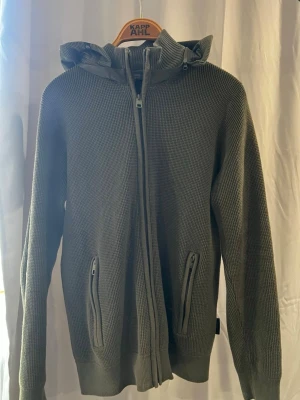 Grön kofta från indicode jeans - Grön kofta från indicode jeans i storlek M. Använd 1 gång