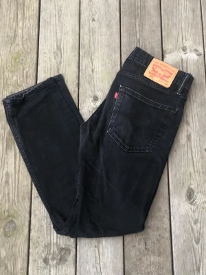 Levi’s 502 - Säljer ett par riktigt snygga Levi’s 502. Storleken på jeansen är W30, L32. Passar XS/S/M. Perfekta till vardagslooken och passar till det mesta. Säljs för 149kr pga att jag inte får användning av dem och nypris är 700-1000kr!☺️