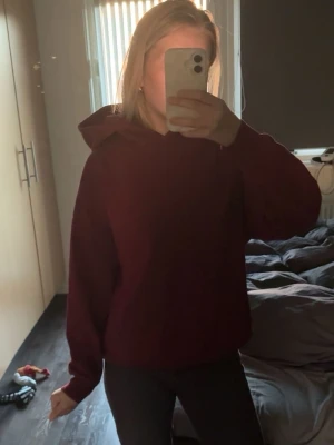 Vinröd hoodie  - Vinröd hoodie ifrån New Yorker i st XS❤️