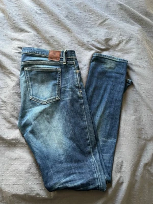 Ralph Lauren jeans - Snygga blå jeans från Ralph Lauren slitna detaljer. Jeansen har en rak passform och är gjorda i slitstarkt denimtyg med kontrastsömmar och läderpatch bak i midjan. W33 L32