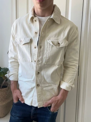 Studio total overshirt  - Studio total overshirt,lite stor på modellen.  Inga defekter! Modellen i bilderna är 180 cm 75 kg och bär Storlek M , Kom med frågor! 🌟 (Kan gå ned i pris vid köp av paket 😉) 