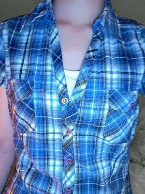 Vintage Y2K figursydd skjorta - Från tidigt 2000 tal! Väldigt smickrande passform. Skriv vid frågor❤️