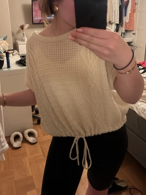 Stickad kortärmad topp med dragsko - Stickad topp från JDY stl S