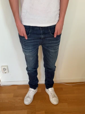 Mörkblå slim fit jeans från replay  - Tja! Säljer nu dessa feta jeans från replay   Riktigt stilren och passar perfekt till både vardag och sommaroutfits. Funkar till allt och sitter riktigt bra.  Skick: 9/10 Pris: 450kr (kan diskuteras vid snabb affär 💸)