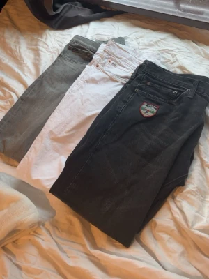 Ralph lauren jeans - Tre super snygga jeans från Ralph lauren, alla i samma storlek, perfekt året om och går att matcha till varje outfit🍾De svarta jeansen är unika och från Ralph lauren ski club⛷️Alla jeans är i super skick, inga defekter alls. Kom med frågor och prisförslag🫱🏻‍🫲🏼