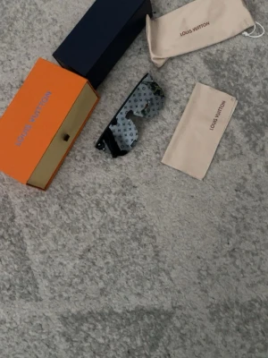 Solglasögon  - Hej, de är helt nya och priset kan diskuteras.