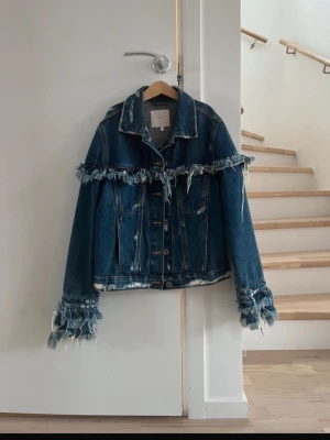Cool Jeansjacka - Snygg jeansjacka med coola detaljer!!