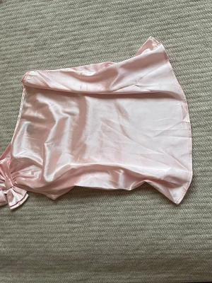 Ljusrosa satin  topp - Gullig rosa topp men rosetter!!! I satin material ❤️skriv om fler bilder, aldrig använd 