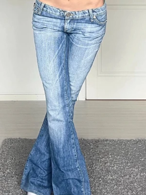Rock & republic jeans - Jättesnygga lågmidjade jeans som tyvärr inte passade mig. Hål vid knät som syns på bild 4! Skitsnygga, jättebra skick! Midjemåttet är 41 cm tvärsöver och Innerbenslängden 79 cm!