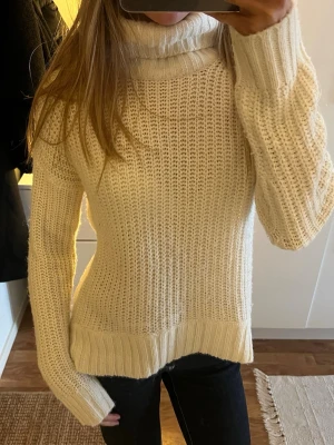 Vit stickad tröja  - En basic vit stickad tröja med krage upptill🩷