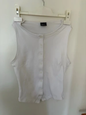 Topp - Ribbad topp med knappar från Gina tricot storlek xs