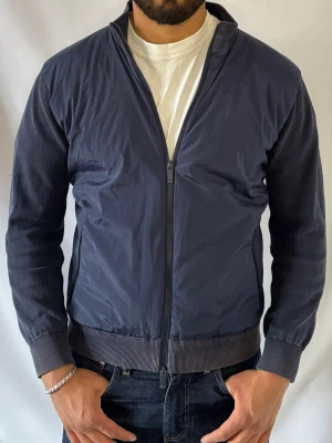 John Henric jacka - Tjena! Säljer nu denna riktigt snygga jackan som är ifrån John Henric • Skick 7/10 då den är lätt missfärgad • Storlek M passar M/S • Modellen på bilden är 180cm och väger 80kg • Vårt pris : 649kr • Hör gärna av er via pm vid frågor eller funderingar;