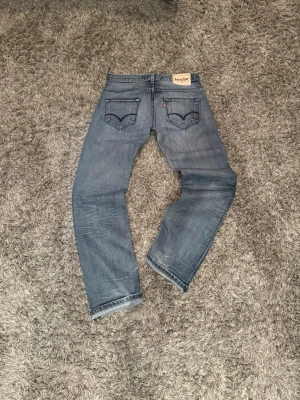 Levis 504 Vintage Jeans - Säljer ett par Levis 504 i storlek W29 L32 med fades, whiskers och helt sjuka honeycombs. Det är en gammal variant av modellen 504 och de är mycket svåra att få tag på.