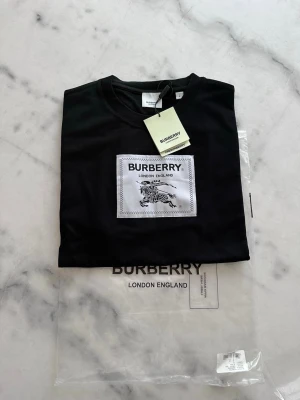 Svart T-shirt  - Oanvänd 