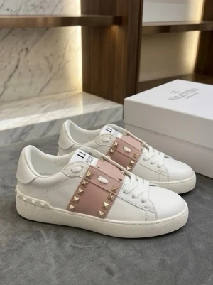 Valentino Garavani Rockstud sneakers – vit/rosa – strl 39 - Säljer ett par exklusiva Valentino Garavani sneakers i vitt läder med rosa detalj och ikoniska nitar. Nypris på dessa går för ca 6000kr säljer för 1699kr✨. Modellen är en av Valentinos mest populära med sin stilrena design och lyxiga känsla ✨ Pris aldrig sätt i sten kom jätte gärna med bud 😊