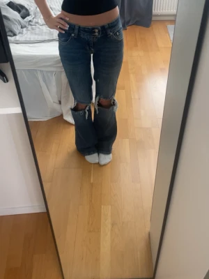 Lågmidjade jeans från lager157 - Säljer dessa lågmidjade blåa jeans med hål från Lager157. De är i bra skick och väldigt fina. Lite mer loose passform, men ändå bootcut. De passar mig bra och jag är vanligtvis XS och ca 162cm💙💙