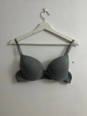 Grå push-up bh med vaddering - Aldrig använd, har ej lappen kvar men storlek 75D