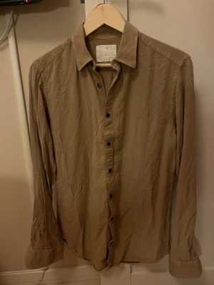 Skjorta från Oscar Jacobson - Stilren beige skjorta/overshirt från Oscar Jacobson