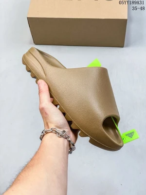 Yeezy slides - Skriv i dm vid fråga eller om det finns kvar i lager just nu, pris kan diskuteras