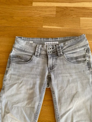 Ljusgrå raka jeans från Pepe Jeans  - Säljer ett par ljusgrå och lågmidjade jeans från Pepe med raka ben. Jeansen är i superfint skick och passar till mycket🌸
