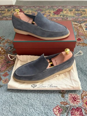 Loro Piana ”Paris” Summer walks - Exklusiva Loro Piana Summer Walk “Paris Exclusive” i toppskick. Lätta, bekväma och tillverkade i premium material med en stilren, tidlös design. Svåra att få tag på – perfekt för dig som vill ha något unikt och lyxigt. Passar lika bra till sommarens avslappnade outfits som till en mer uppklädd look.