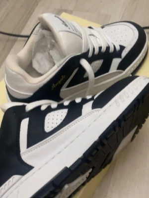 Svarta och vita sneakers från Arigato - Säljer dessa arigatos då de aldrig kommit till användning och kan ej lämna tillbaka för det har gått för lång tid