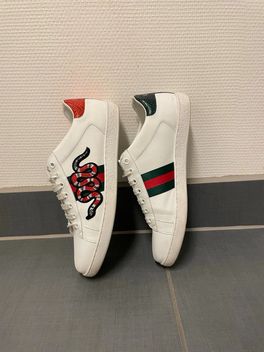Skor med ormdesign - 1