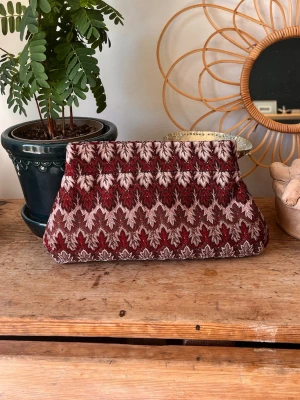 Missoni liknande clutch mörkröd - Handgjord clutch med innerfoder och en magnetisk stägning🌸 Gjord på återvunnet material!!  📐Bredd 27cm, höjd 15cm
