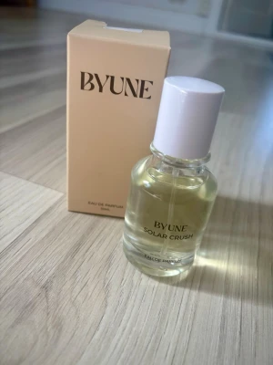 BYUNE Solar Crush Eau de Parfum - BYUNE Solar Crush Eau de Parfum - perfekt för sommaren med en flörtig, varm och fruktig doft.  Topp: Solmogen mandarin, saftig persika, frisk bergamott Mellan: Neroli, liljekonvalj, cyklamen, mjuk vetiver Bas: Krämig vanilj, akigalaträ, amberglöd, vit mysk