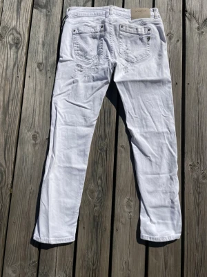 Dondup jeans  - Tjena! Säljer mina vita dondup jeans som är perfekta till sommaren. Jeansen är i superbra skick utan fläckar. Jeansen har en slim passform och även snygga slitningar. Storleken är 29 och jeansen skulle passar runt 170-175 cm. Skriv ifall du har några frågor och priset är inte hugget i sten🥂🍾