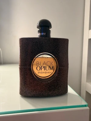 Yves Saint Laurent Black Opium parfym - Säljer en ikonisk Black Opium parfym från Yves Saint Laurent. Köpte för 1925kr. Flaskan är 90ml, så som ni ser så har jag använt lite. 