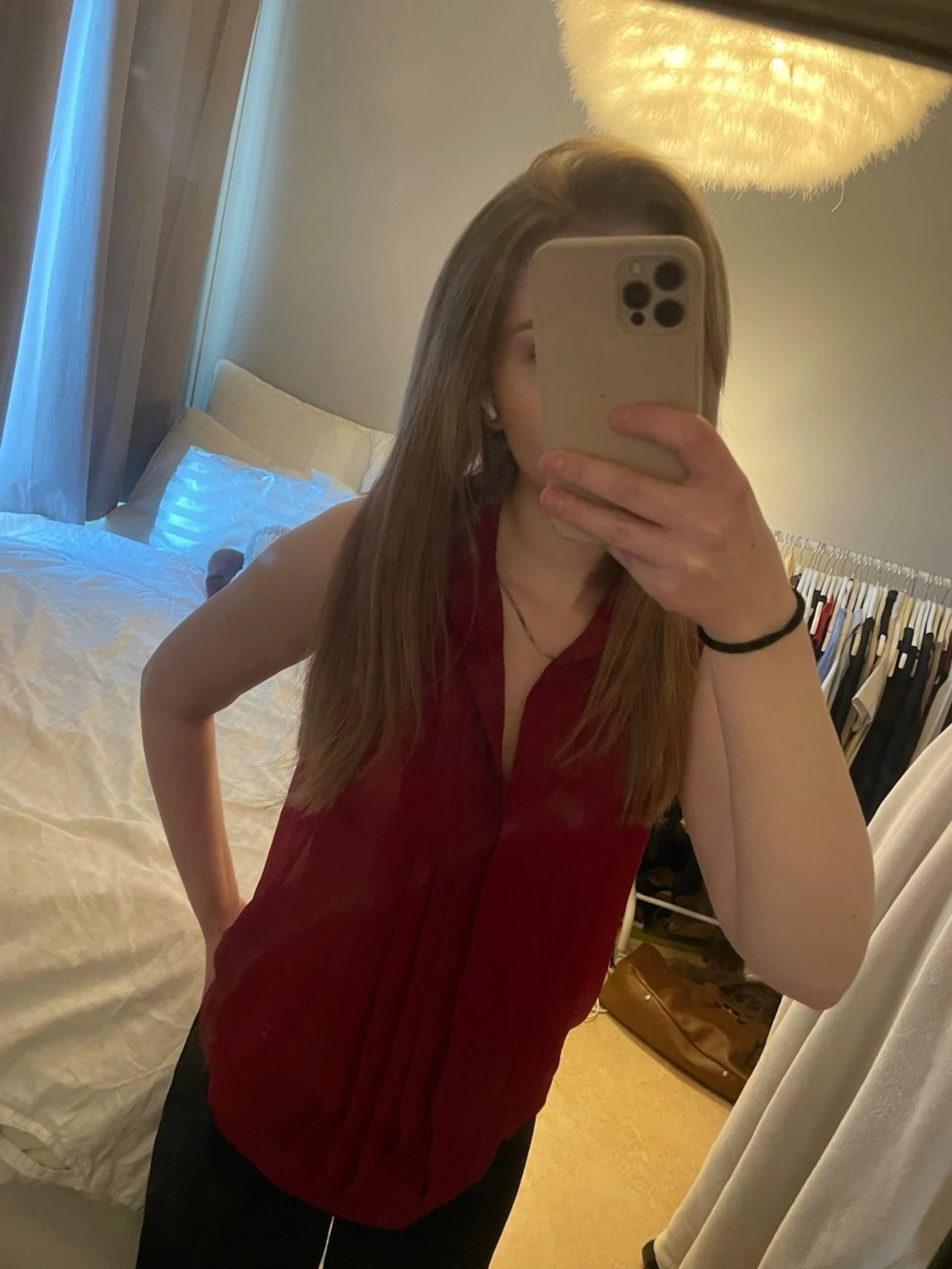 Vinröd ärmlös blus med v-ringning