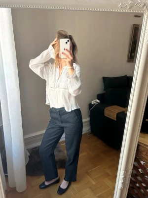 Svarta raka linnebyxor - Svarta linnebyxor med rak passform och medelhög midja. Byxorna har en stilren look. Tillverkade i ett svalt linnematerial. Perfekta för dig som gillar en enkel och clean stil. Kan kombineras snyggt med flera toppar i min profil✨