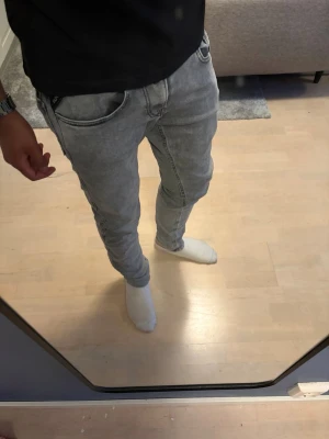 Grå replay - Säljer ett par feta replay anbass jeans i storlek W29 L30, passform slim fit Skriv om du har frågor, Priset går att diskutera.