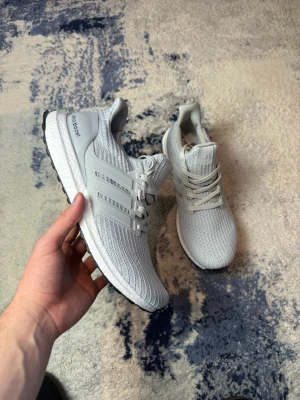 Grå Adidas Ultraboost  - Grå Adidas Ultraboost Skick som på bilderna. Ingen box. Hör av er vid funderingar!
