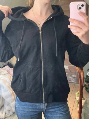 Svart zip-hoodie - Svart hoodie med dragkedja. Mysig och bra till det mesta!