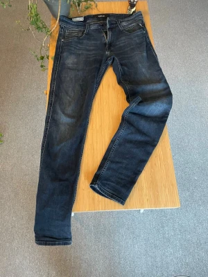 Mörkblå replay anbass - Säljer mina schyssta raplåt anbass jeans storlek 29/32. Sitter slim! tillverkade i denim med lätt stretch för extra nice komfort. Skriv vid frågor!🥂