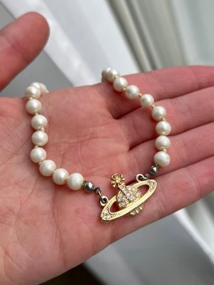 Vivienne Westwood halsband  - Så fint halsband från Vivienne Westwood, väl använt men fortfarande i fint skick🤍🤍