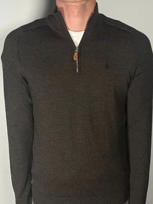 Morris halfzip - Säljer en ritkigt snygg och trendig Morris halfzip i 100% merinoull och i fint skick, storlek S, vid frågor är det bara att skriva //Gramenti