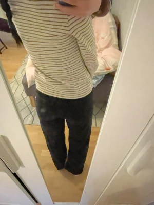 Svarta raka jeans - Säljer ett par svarta jeans med rak passform och normal midja. Jeansen har en klassisk look och passar perfekt till en avslappnad stil. Materialet känns mjukt och bekvämt, och de är lätta att matcha med olika toppar.