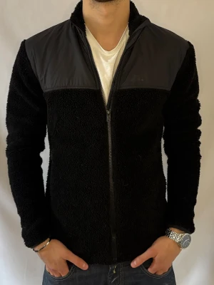 J Lindeberg jacka - Tjena! Säljer nu denna riktigt snygga teddy jackan som är ifrån J Lindeberg • Skick 8/10 • Storlek L men passar M/S • Modellen på bilden är 180cm och väger 68kg • Vårt pris : 849kr • Hör gärna av er via pm vid frågor eller funderingar;)
