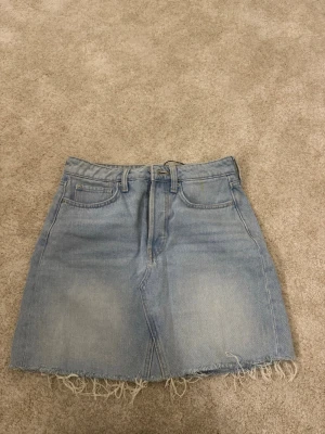 Blå jeanskjol  - Säljer denna ljusblåa jeans kjol köpt från hm. Fint skick tvättas innan den skuckas