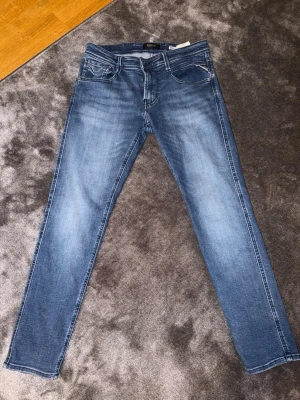 Replay anbass jeans - Jag säljer dessa replay anbass slimfit jeans med väldigt stretchigt och skönt material med perfekt passform. Knappt använda