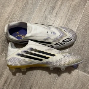 Adidas F50 vita fotbollsskor -  Använda 2 träningar bara! Passar i vissa fall 43 men sitter mer som 44, skickar samma dag vid köp. Pris kan diskuteras vid snabb affär 