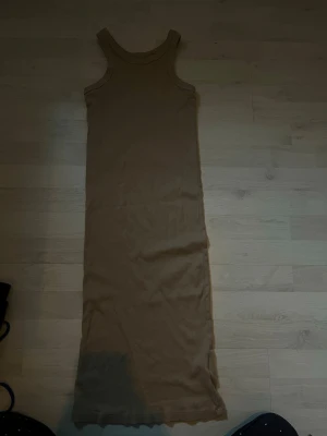 Beige  långklänning - Beige lång klänning. Perfekt för varma dagar eller att styla med accessoarer.