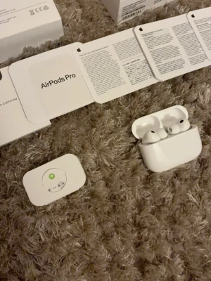AirPods Pro 3  - AirPods Pro 3 , använda varsamt i några veckor bara nu säljer jag dem då jag skaffat AirPod max. Säljs väldigt billig pga att jag inte kommer använda dem , allt på bilden medföljer !❤️ skriv vid minsta fråga/fundering🔥🔥